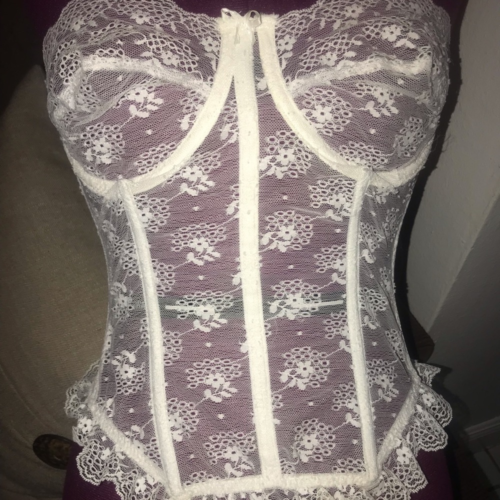 Victoria’s secret VTG lace corset size “38”